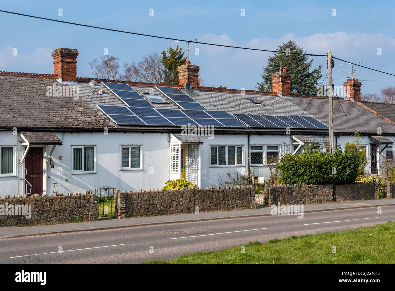 Bungalow con pannelli solari montati sul tetto, Liphook, Hampshire, Inghilterra, Regno Unito Foto Stock