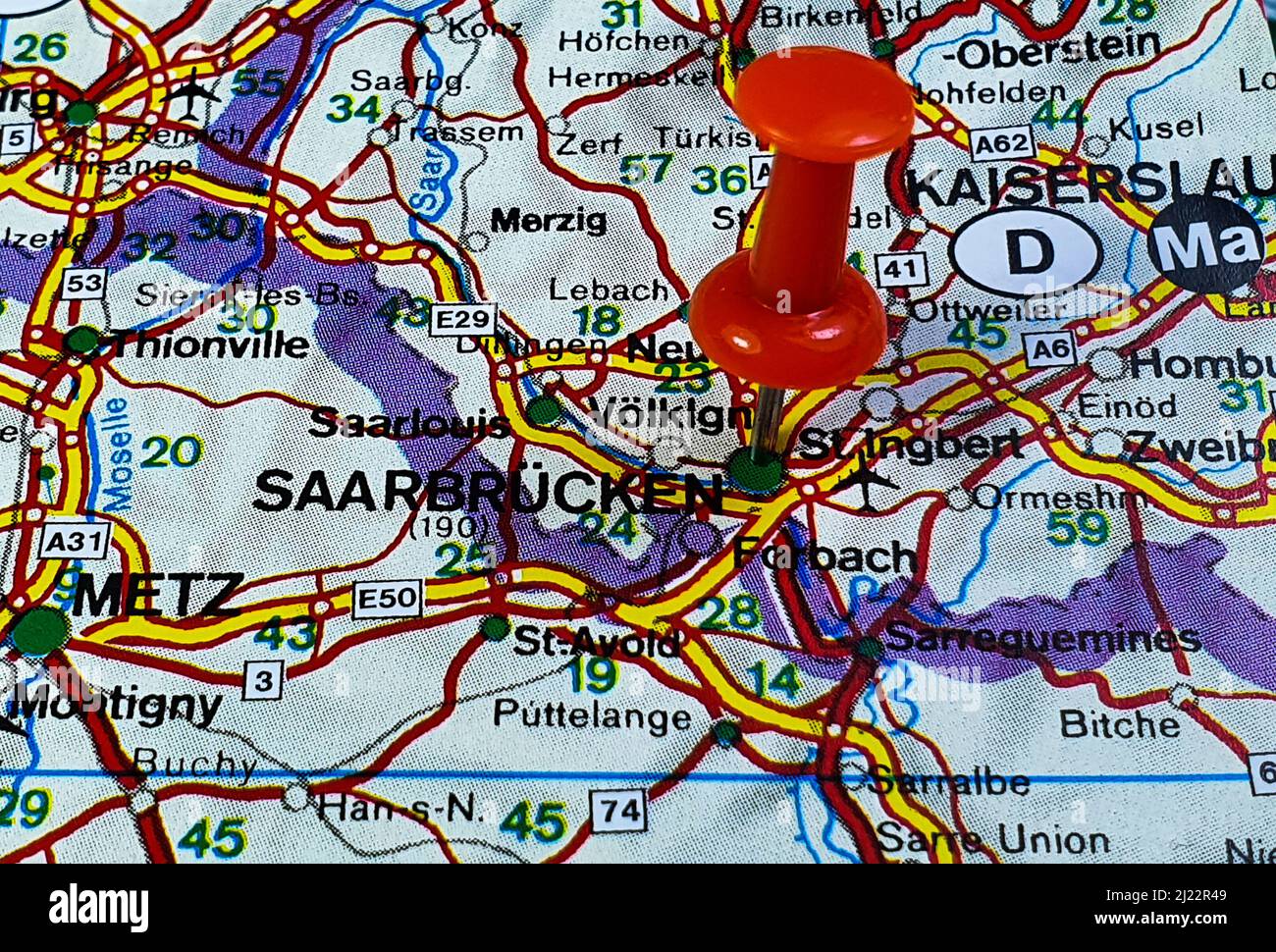 Un primo piano di una puntina rossa che indica la posizione sulla mappa della città di Saarbrucken in Germania Foto Stock