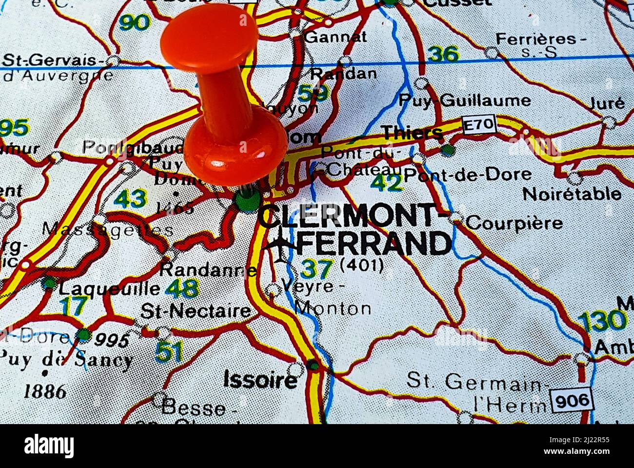 Un primo piano di una puntina rossa che indica la posizione sulla mappa della città di Clermont-Ferrand in Francia Foto Stock