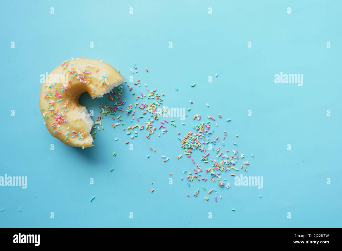 ciambelle di cioccolato sul piatto con spazio per la copia Foto Stock