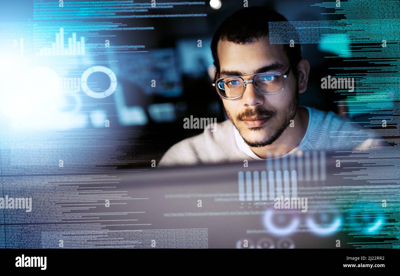 Il codice è tutto. Scatto ritagliato di un programmatore di computer maschile che lavora su nuovo codice. Foto Stock