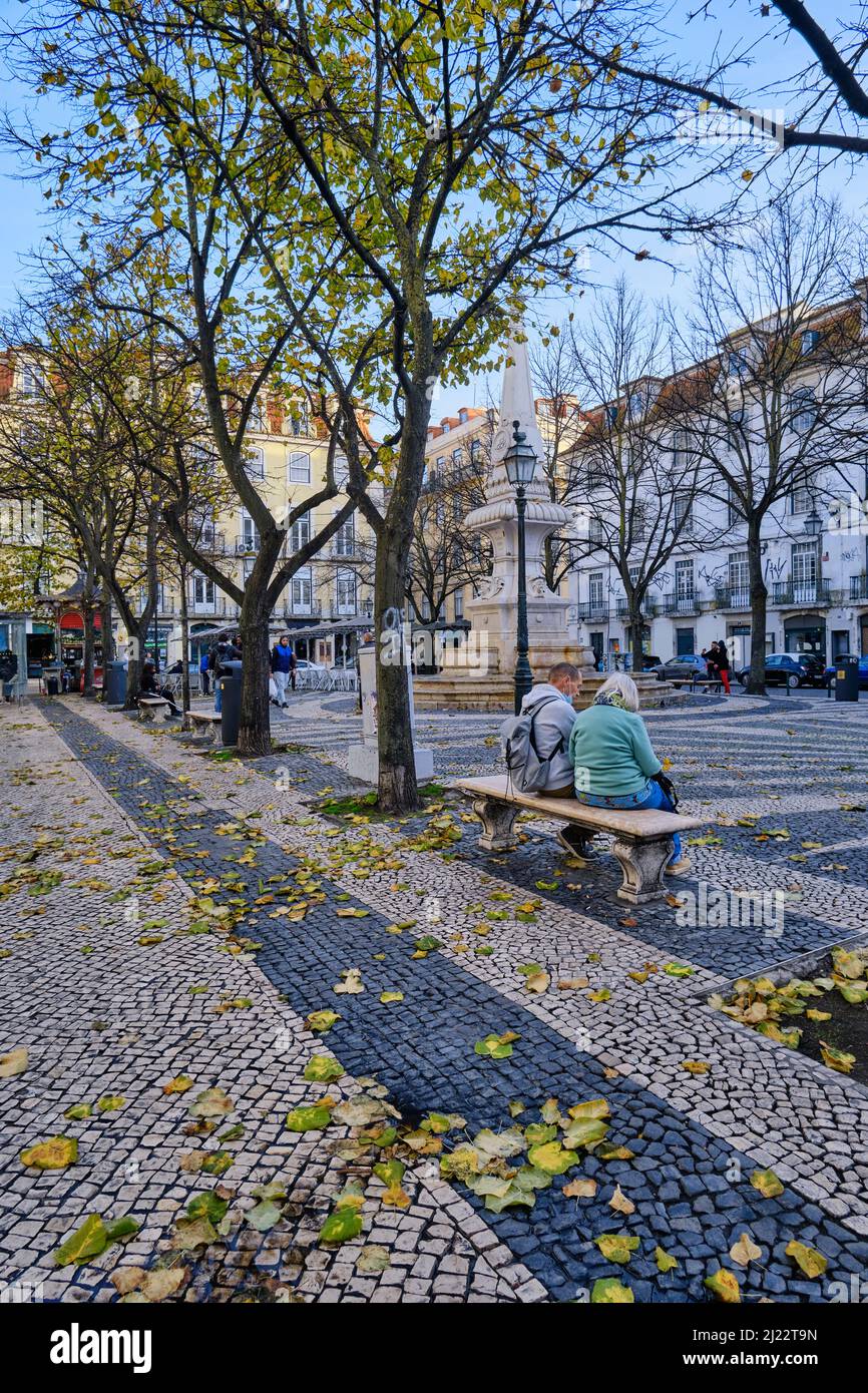 I turisti alla Praa de São Paulo, nel centro storico, in autunno. Lisbona, Portogallo Foto Stock