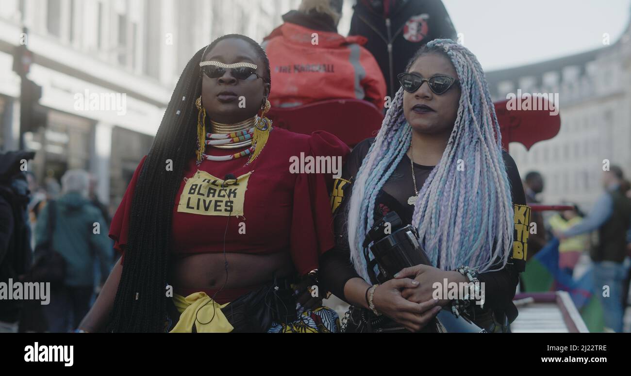 Londra, Regno Unito - 03 19 2022: Due donne nere in attesa di essere intervistate, a sostegno di “uccidere il progetto” e di “Q bambino”, per l’annuale “Marca contro il razzismo”. Foto Stock