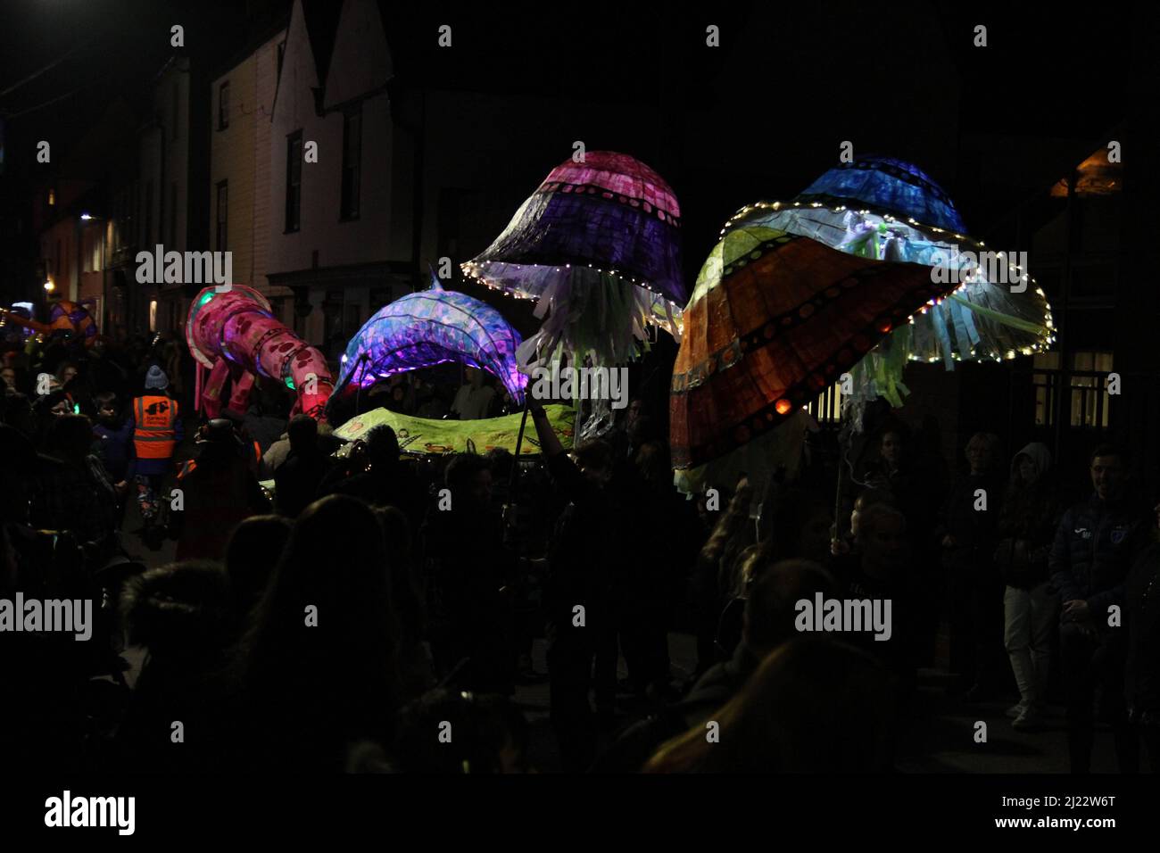 La processione all'Harwich illuminare Festival 2022 consiste di rappresentazioni colorate di varie creature marine Foto Stock