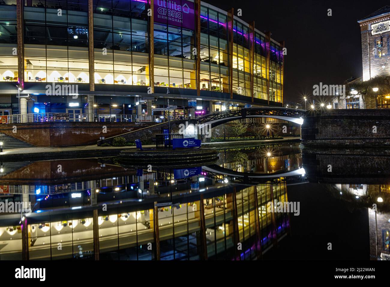 Birmingham Arena riflette in gas Street Basin Canal, Birmingham Regno Unito Foto Stock