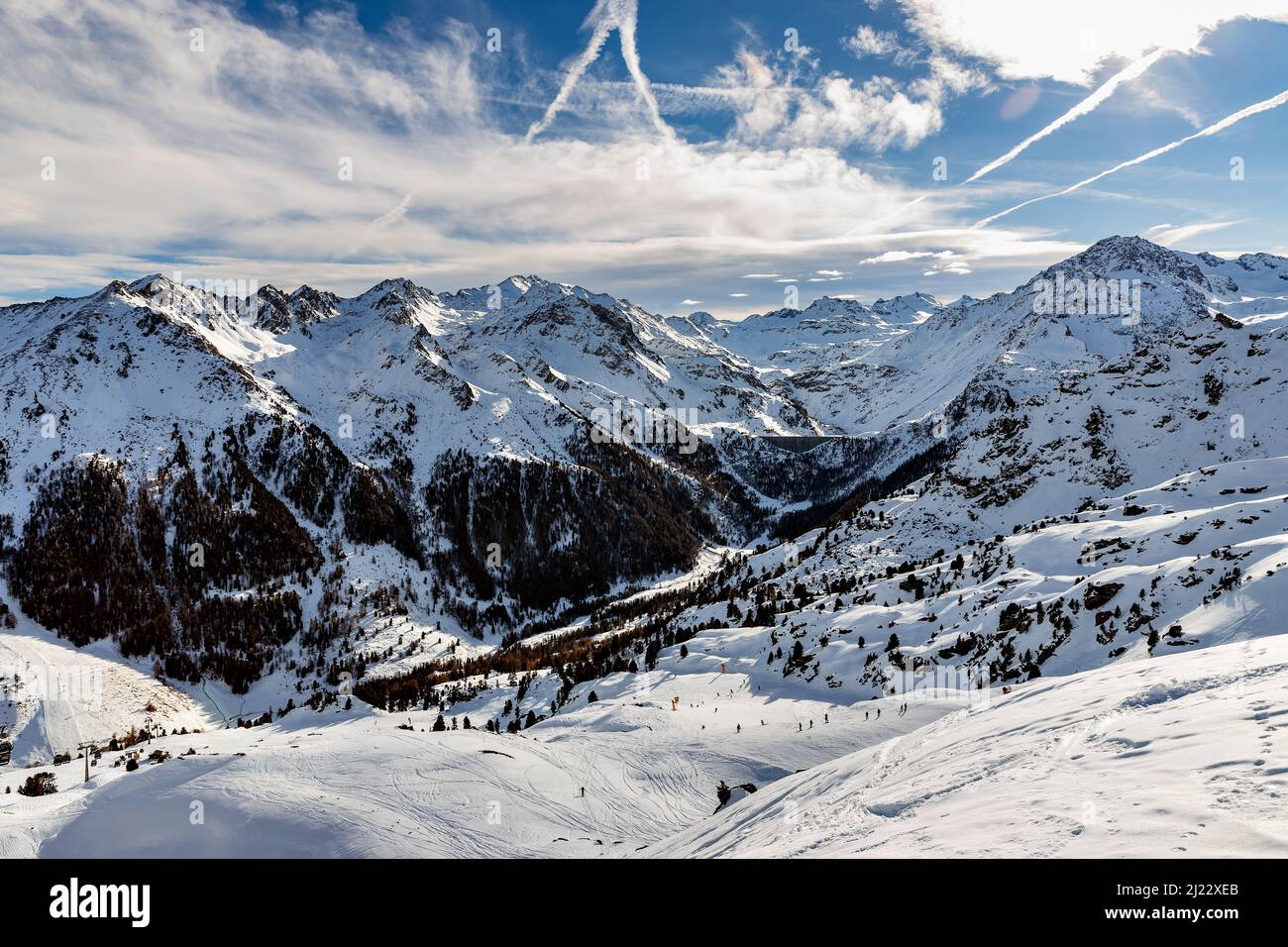 Giornata di sole e neve nella stazione sciistica delle alpi svizzere delle Vallee, Svizzera Foto Stock