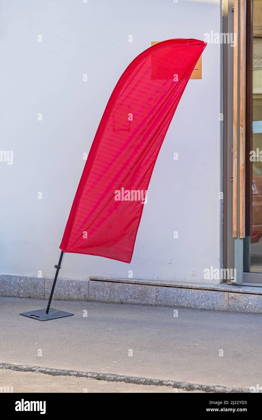 Pubblicità a strappo autoportante caduta Red Flag Pole Foto Stock