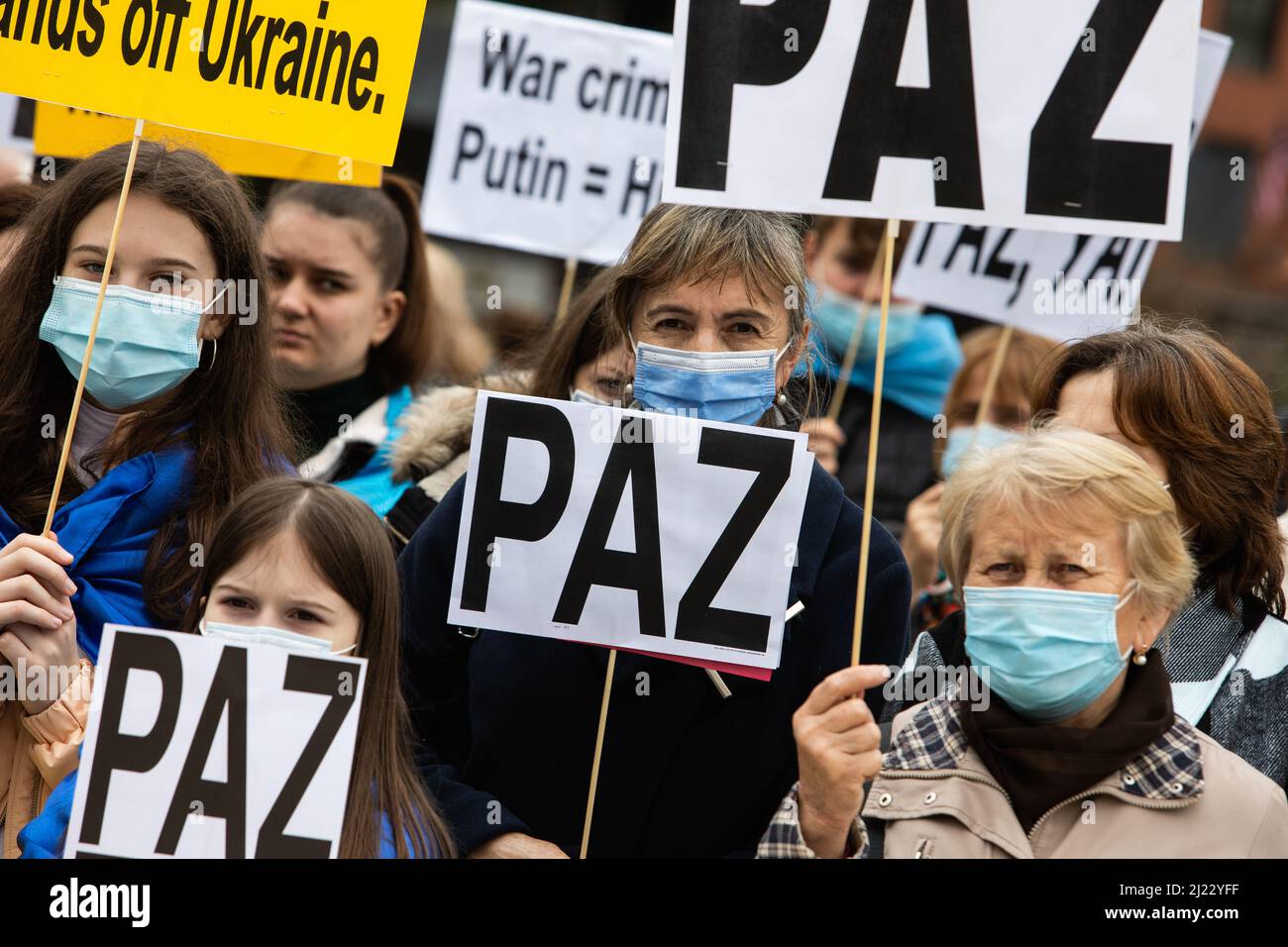 La gente ha un segno che dice 'Pace? Durante una protesta contro la guerra in Ucraina a Madrid, Spagna Foto Stock