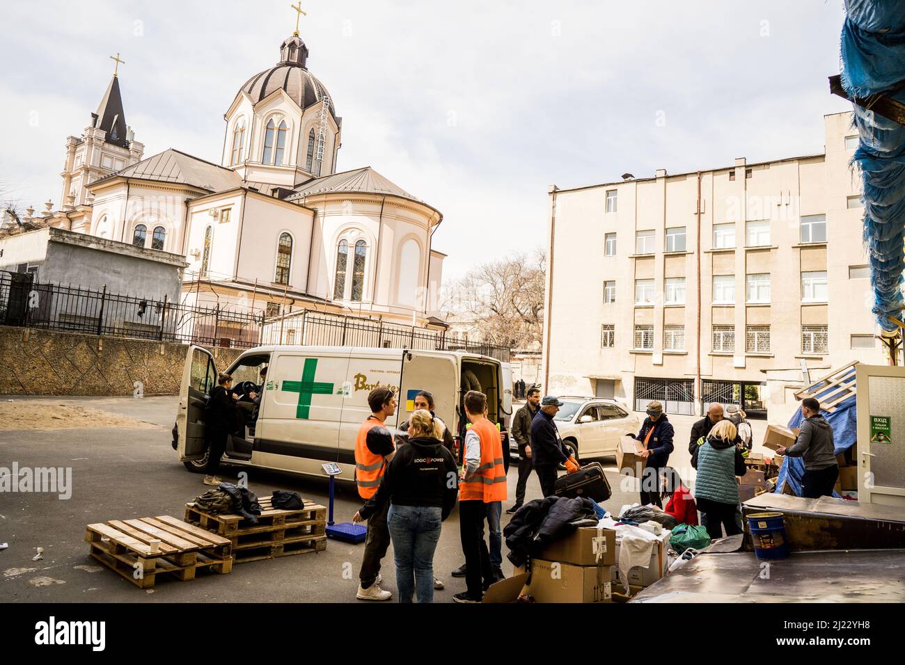 Odessa, Ucraina. 29th Mar 2022. I volontari che scaricano le cose donate dal furgone di Odessa, Ucraina, il 29 marzo 2022. (Credit Image: © Vincenzo Circosta/ZUMA Press Wire) Foto Stock