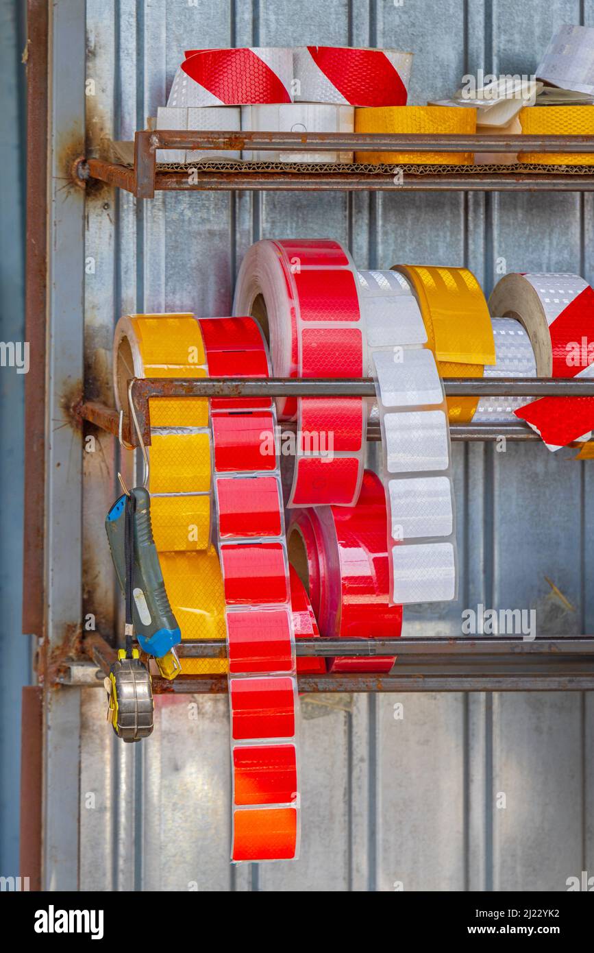 Adesivi di sicurezza riflettenti per il trasporto Diamond in rotolo Foto Stock