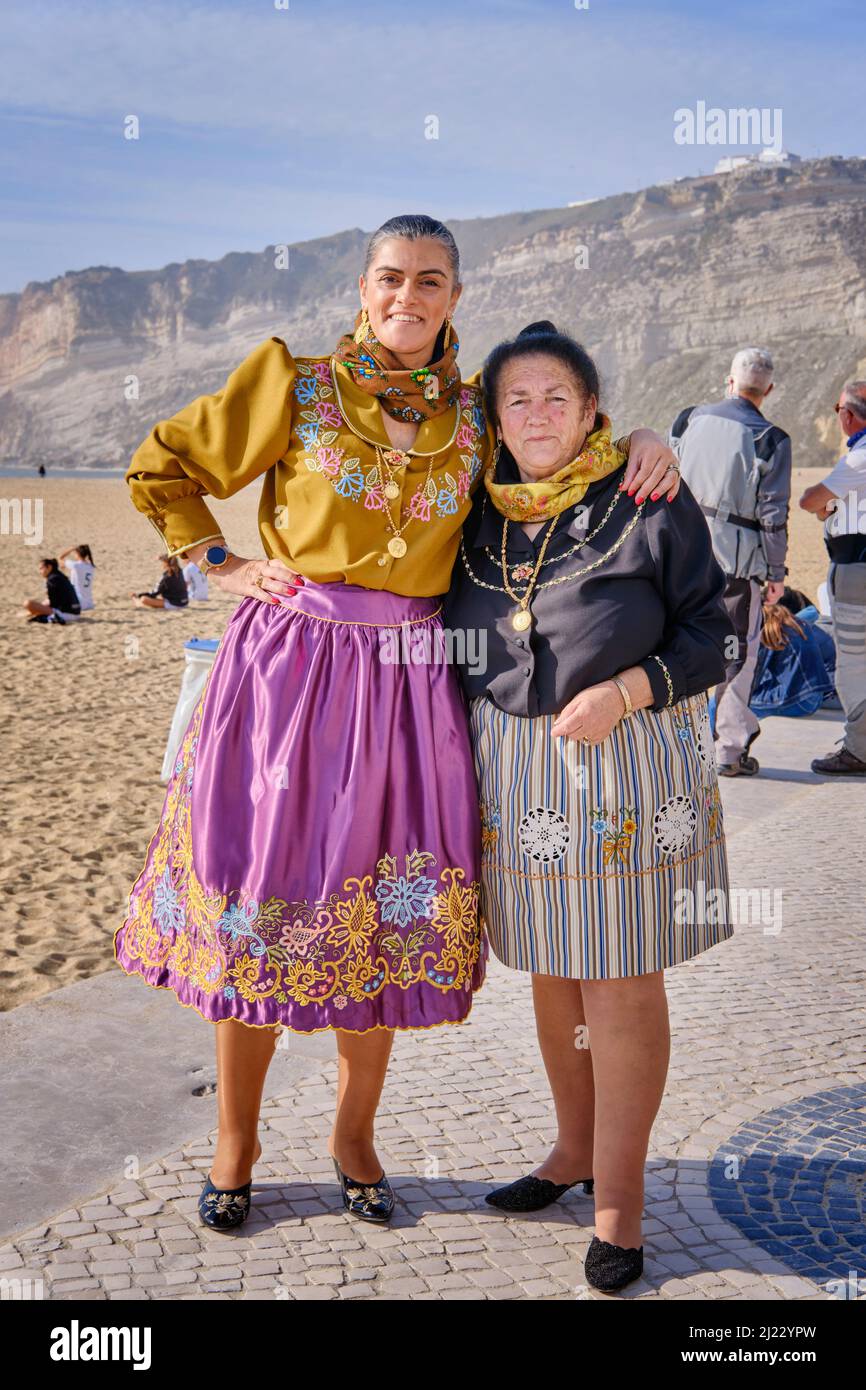 In una giornata di festa, le donne di Nazaré vestono il vestito tradizionale. Abiti colorati con sette gonne. Nazaré, Portogallo Foto Stock