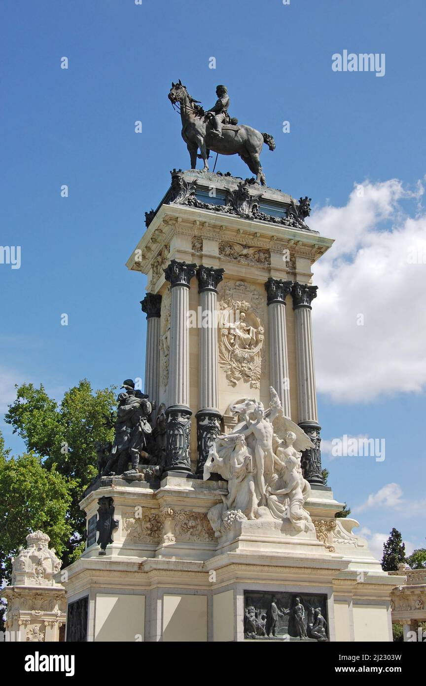 Un colpo verticale del Monumento ad Alfonso XII, Madrid, Spagna Foto Stock