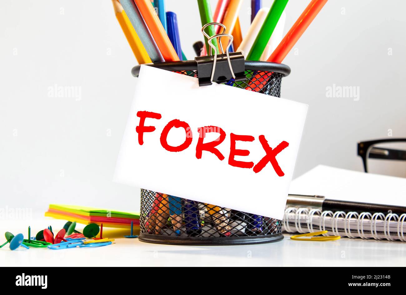 PAROLA DI FOREX sul biglietto da visita mostrato da un uomo, tono vintage. Foto Stock