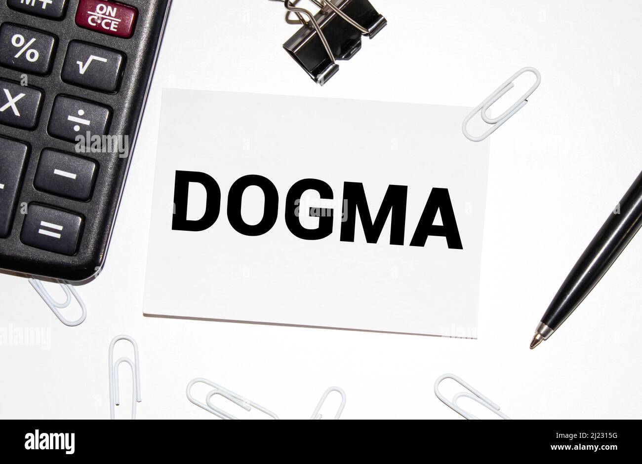 Parola dogma su carta di indice di scheda, concetto Foto Stock