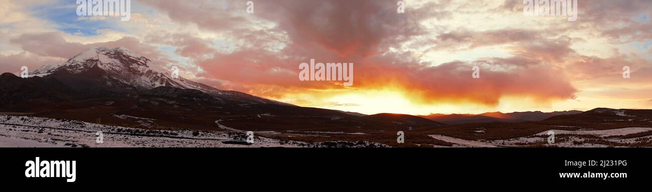 Vista panoramica del vulcano Chimborazo innevato e dei suoi dintorni in un tramonto nuvoloso. Ecuador Foto Stock