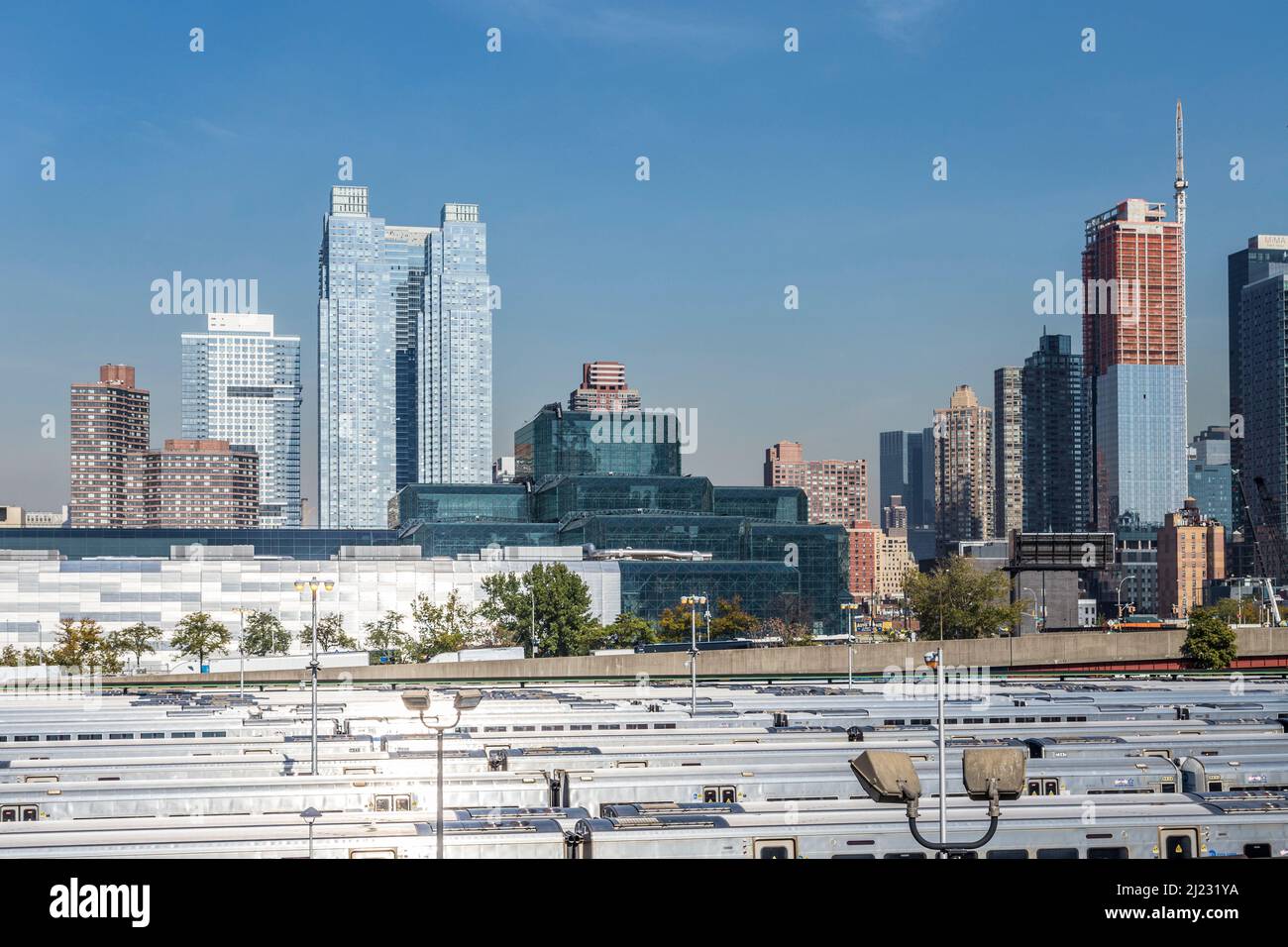 New York, USA - 21 ottobre 2015: Vista sulla strada verso il quartiere Midtown con Penn Station a New York City, USA. La stazione della Pennsylvania è grande a New Yorks Foto Stock