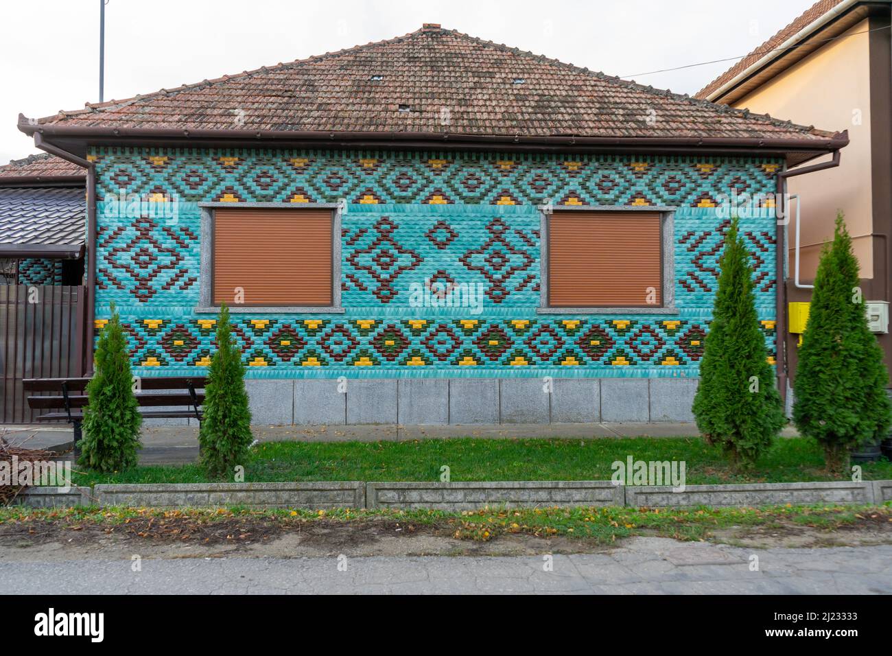 Facciata di una casa tradizionale piena di motivi a mosaico Foto Stock