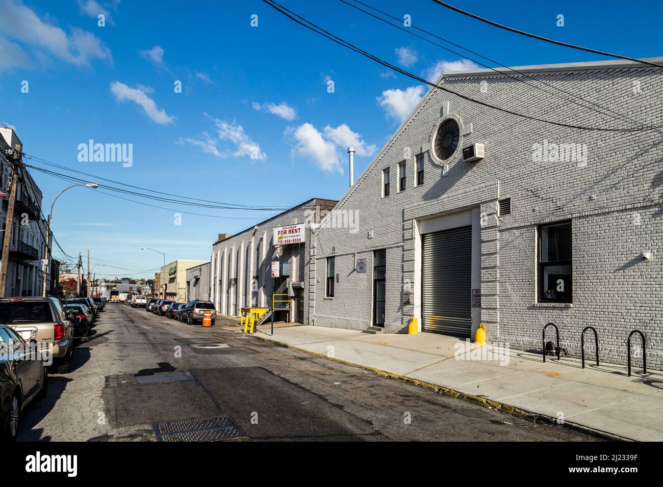 New York, USA - Oct 26, 2015: Vecchio edificio in mattoni a New York, Brooklyn. I vecchi edifici industriali sono spesso convertiti in negozi o appartamenti Foto Stock