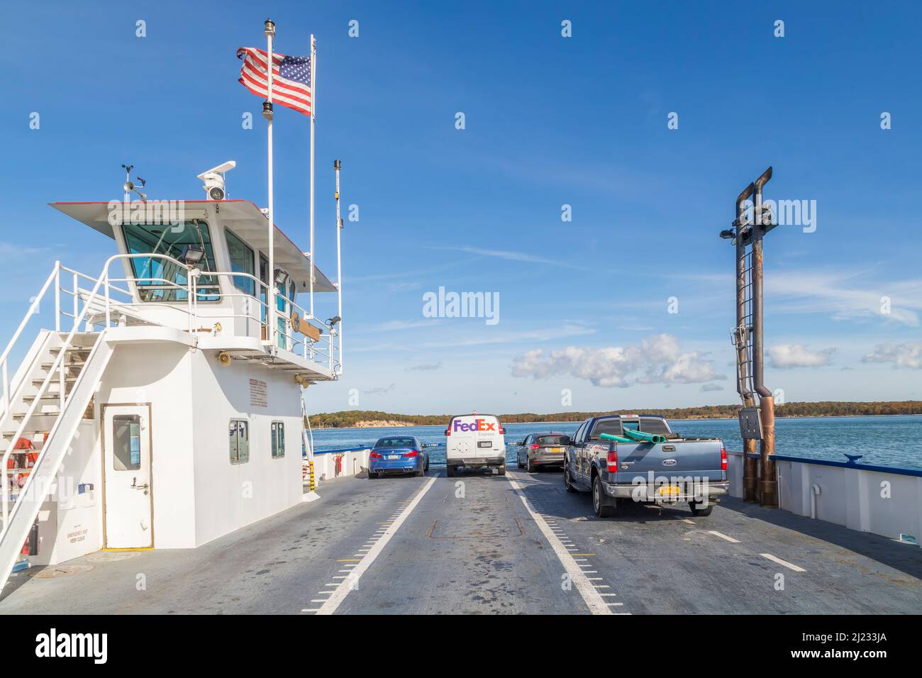 Sag Harbor, USA - 27 ottobre 2015: Traversata del canale sul fiume Peconic con il traghetto sud a Sag Harbor, USA. Foto Stock