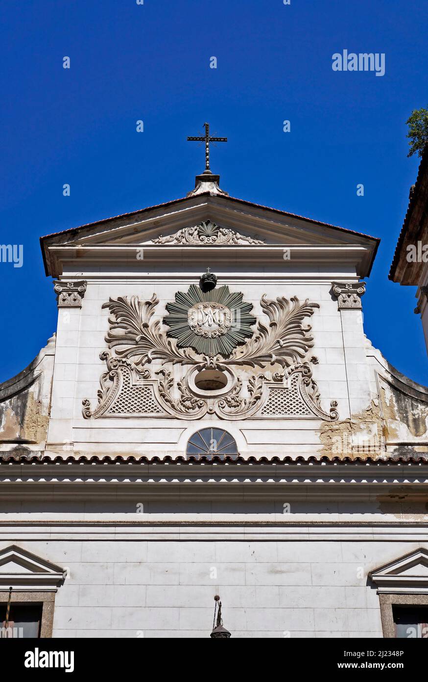 Antico frontone della chiesa cattolica, Rio de Janeiro, Brasile Foto Stock