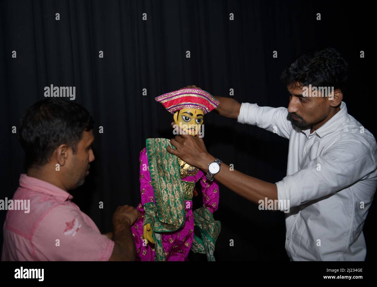 I cuccioli stanno preparando i cuccioli ad esibirsi in occasione della Giornata Mondiale della Puppetta, che si osserva il 21st marzo per riconoscere la puppetta come forma d'arte globale, in un auditorium. Agartala, Tripura, India. Foto Stock