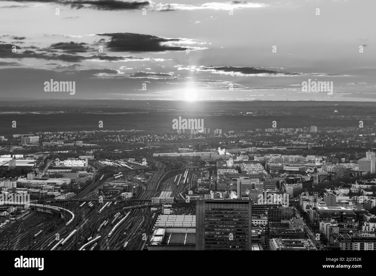 Francoforte, Germania - 17 gennaio 2017: Skyline di Francoforte con la stazione ferroviaria centrale e grattacieli in serata al tramonto. Foto Stock