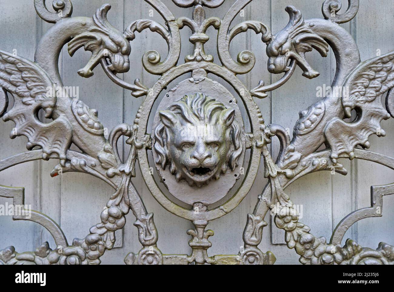 Griglia ornamentale su balcone coloniale, dettaglio Foto Stock