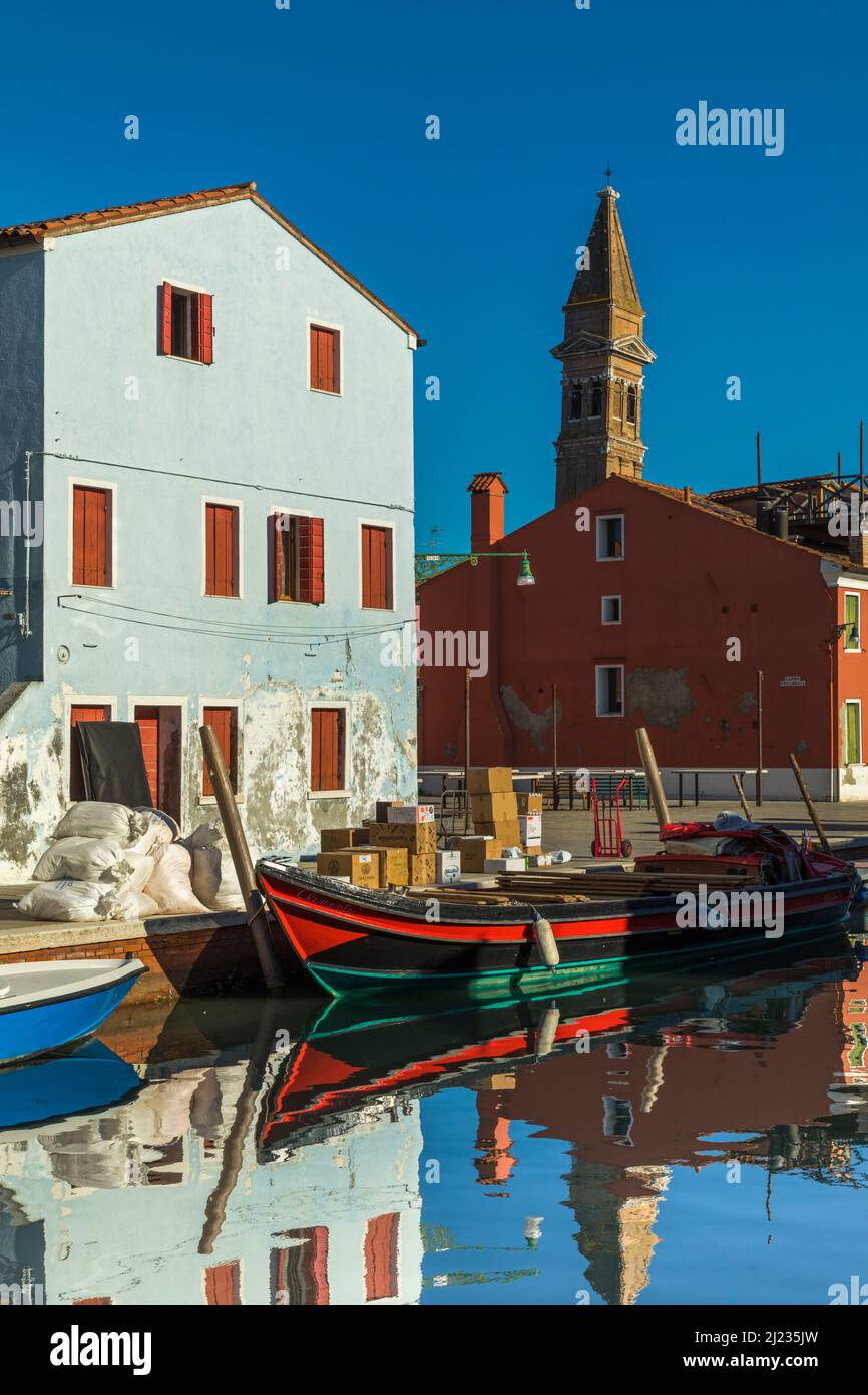 Italia, Venezia, case colorate sull'isola veneziana di Burano Foto Stock