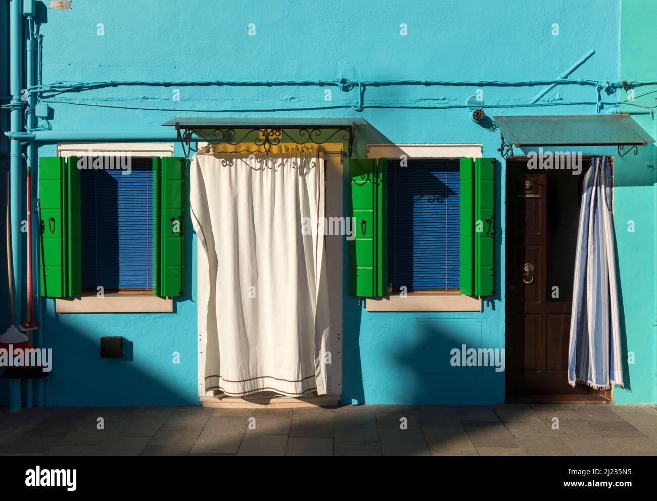 Italia Venezia, Burano, l'esterno di una casa colorata in verde. Foto Stock