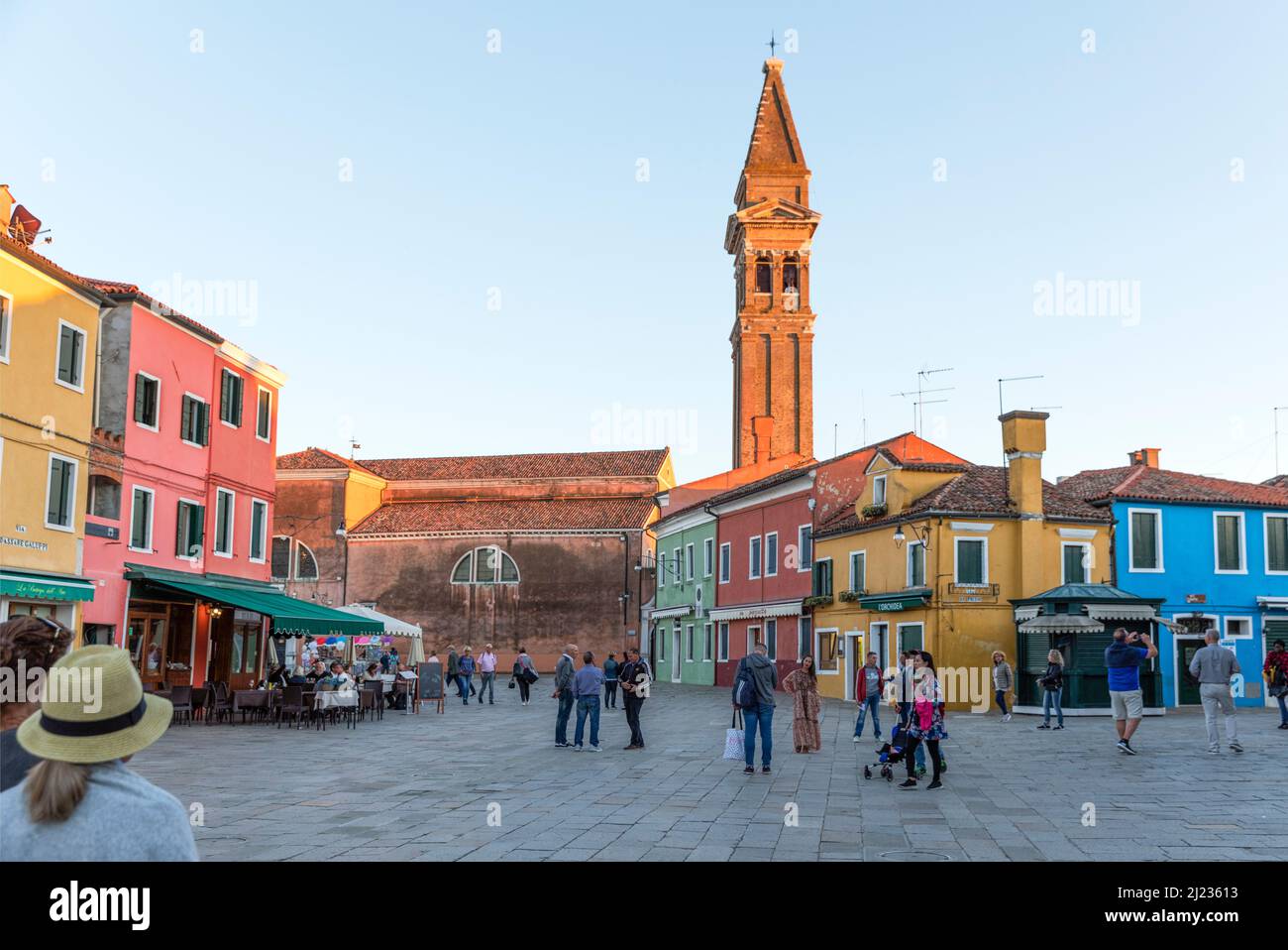 Italia, Venezia, case colorate e negozi sull'isola veneziana di Burano Foto Stock