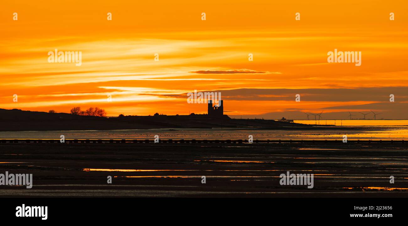 Vista panoramica delle torri gemelle della chiesa in rovina di Santa Maria a Reculver, al tramonto come si vede da Birchington sul mare. Kent, Inghilterra. Foto Stock