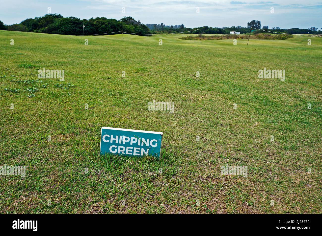 RIO DE JANEIRO, BRASILE - 11 DICEMBRE 2019: 'Chipping Green', testo in un cartello sopra l'erba al campo da golf olimpico di barra da Tijuca Foto Stock