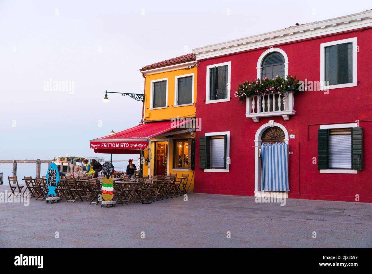 Italia, Venezia, case colorate caffè sull'isola veneziana di Burano Foto Stock