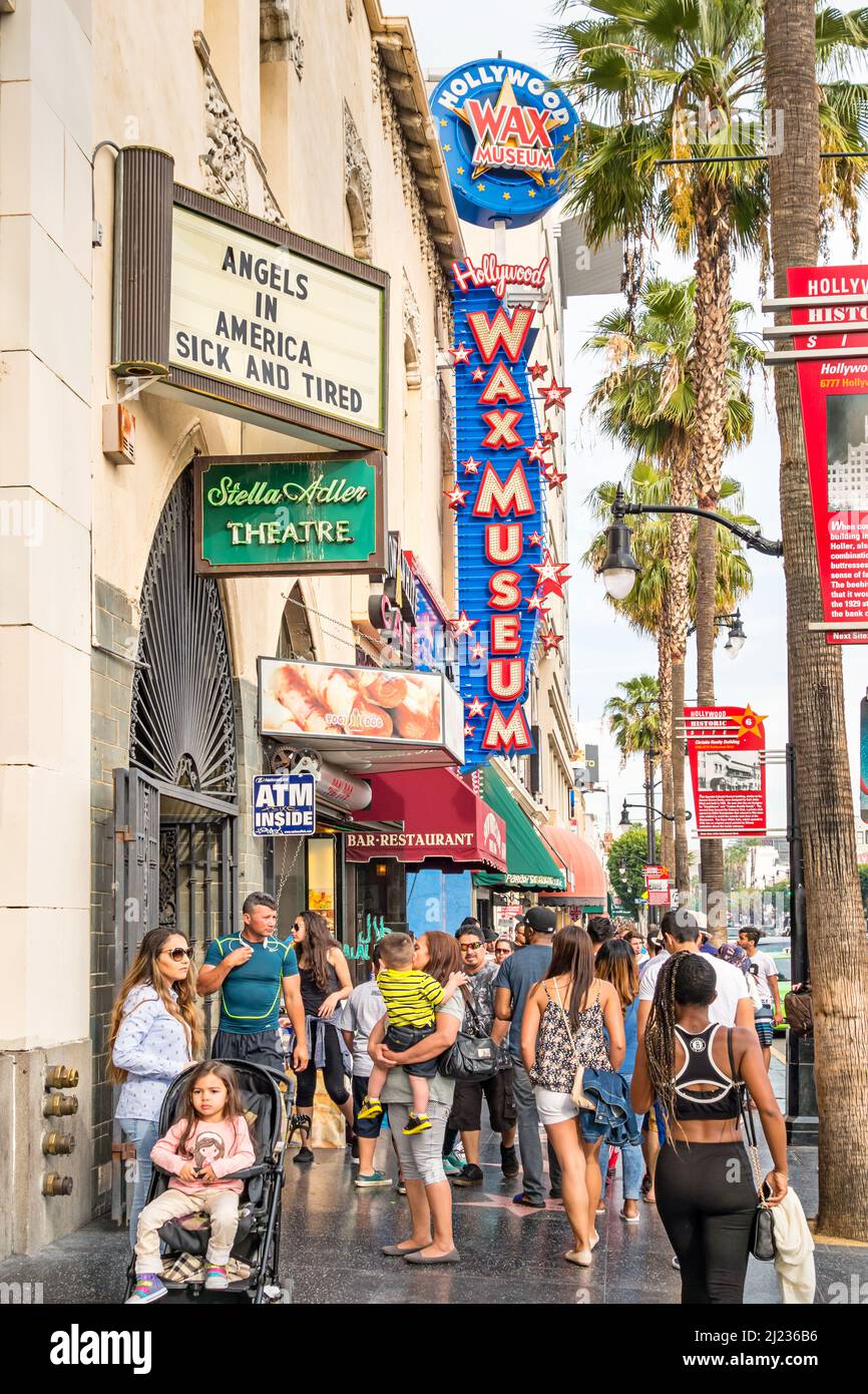 I pedoni camminano accanto al Museo delle cere di Hollywood a Hollywood, Los Angeles, California, USA. Foto Stock