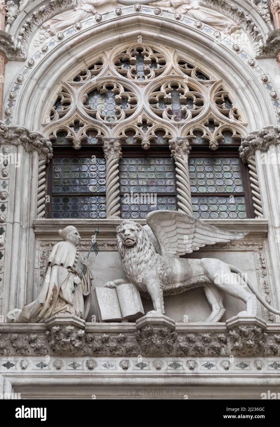 Italia Venezia Palazzo dei Dogi, la porta della carta, costruita tra il 1438 e il 43, particolare di scultura di leone alato di San Marco sulla porta di uscita del Doge Foto Stock