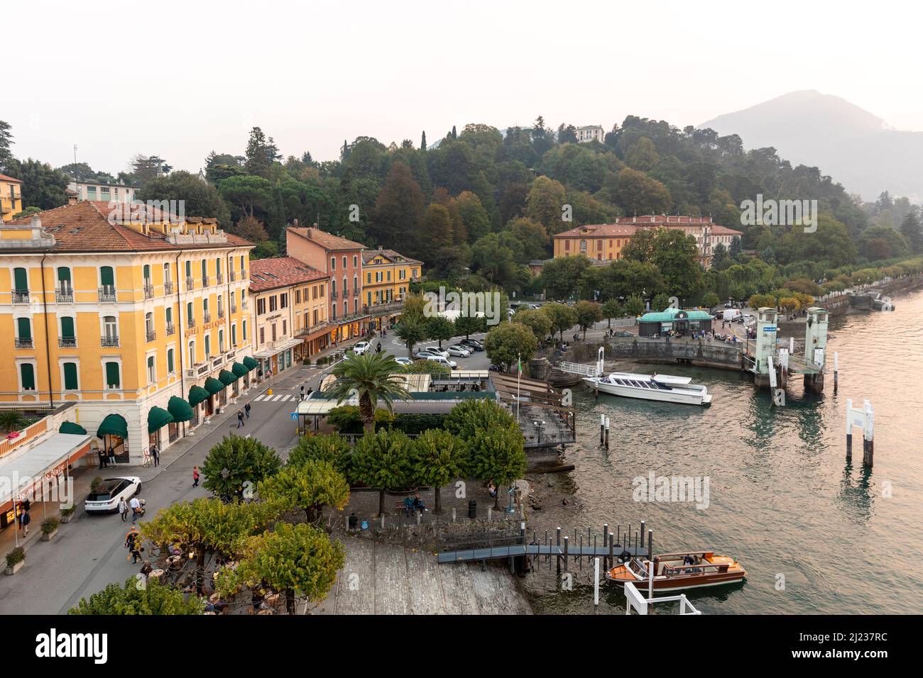 Italia, Lago di Como, Bellagio, il lungomare della città Foto Stock