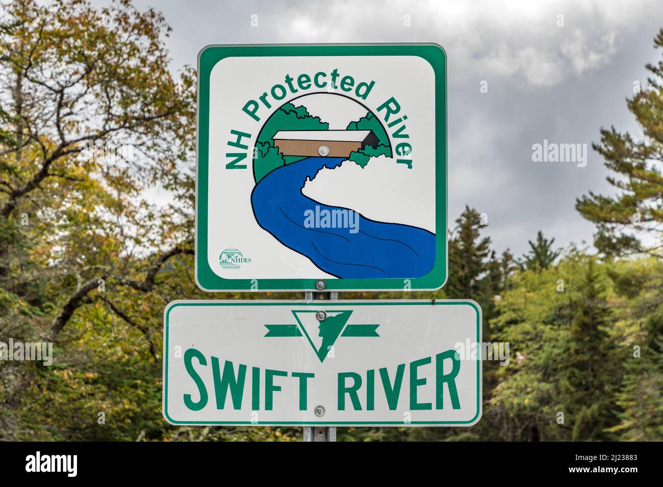 Albany, USA - 20 settembre 2017: Segnaletica per l'area di protezione del fiume Swift nel New Hampshire. Foto Stock
