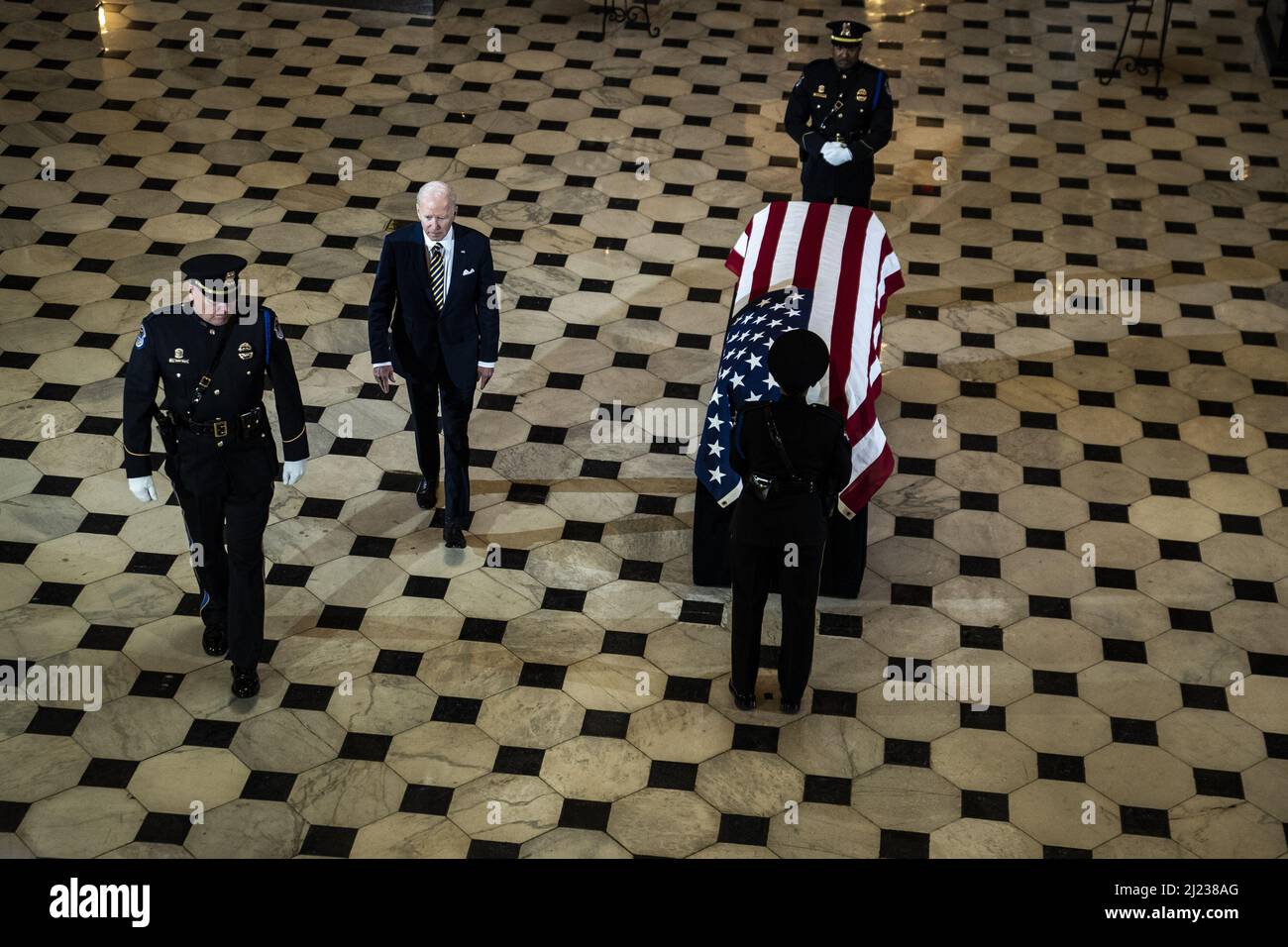 Washington, Stati Uniti. 29th Mar 2022. Il Presidente Joe Biden rende omaggio al Rep. Donald Edwin Young, R-AK, in quanto si trova nella Statuary Hall del Campidoglio degli Stati Uniti a Washington DC, martedì 29 marzo 2022. Young, morto il 18 marzo 2022, è stato il repubblicano più longevo al Congresso e ha rappresentato l'Alaska dal 1973. Foto piscina di Jabin Botsford/UPI Credit: UPI/Alamy Live News Foto Stock