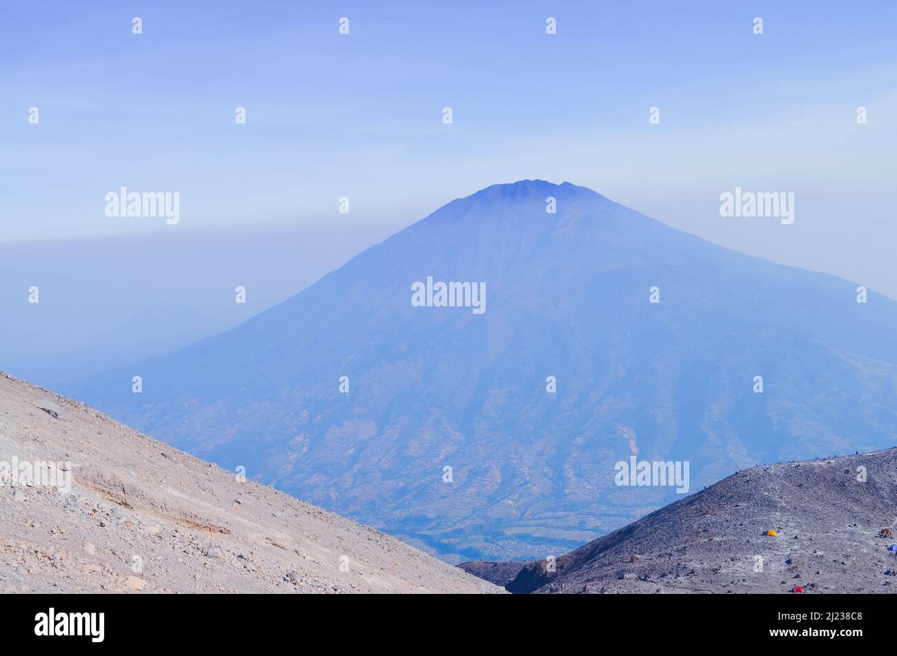 Una bella vista del Monte Merbabu sull'isola di Java, Indonesia Foto Stock