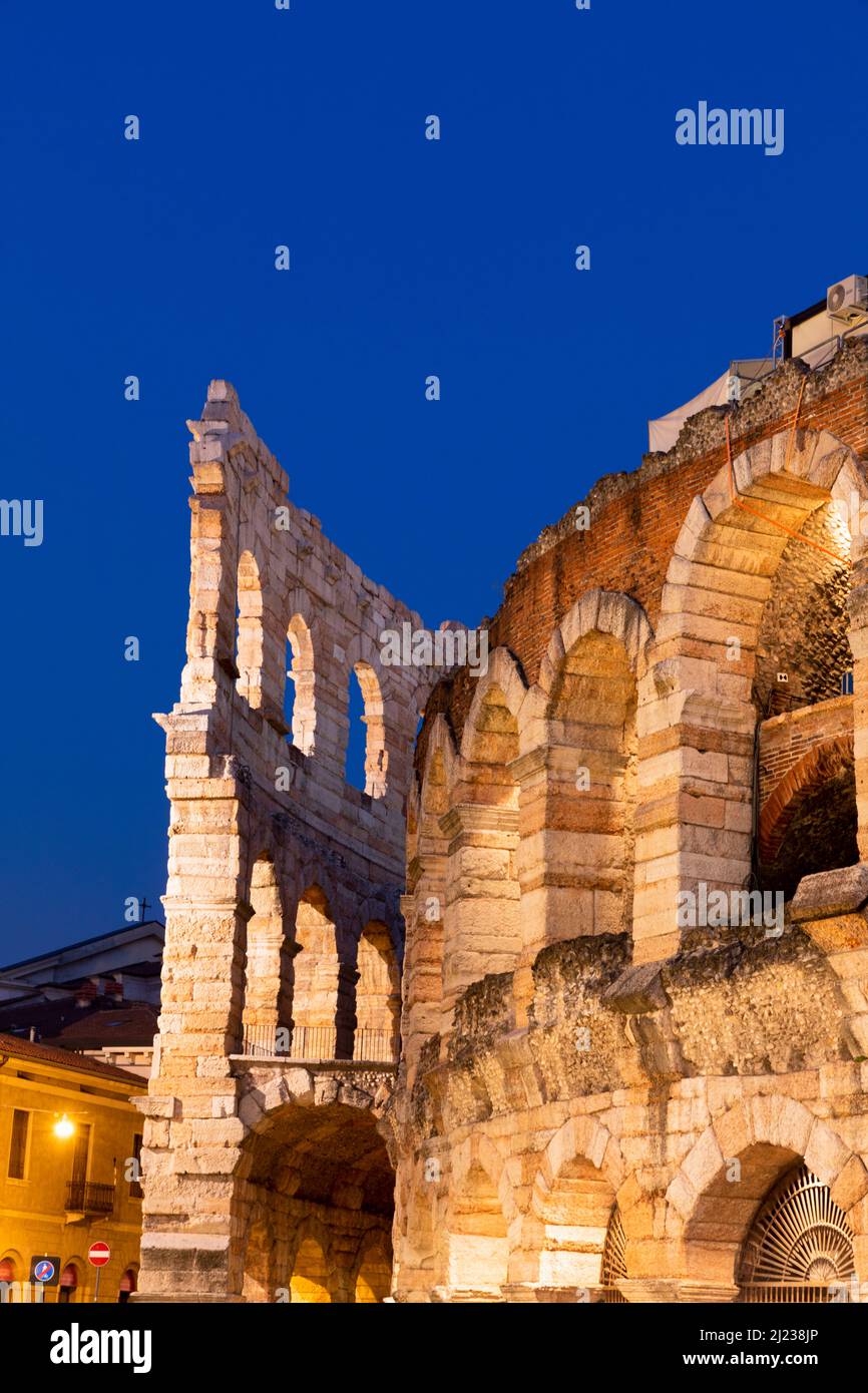 Italia, Verona, l'Arena di Verona, un tempo anfiteatro romano, illuminato al crepuscolo Foto Stock
