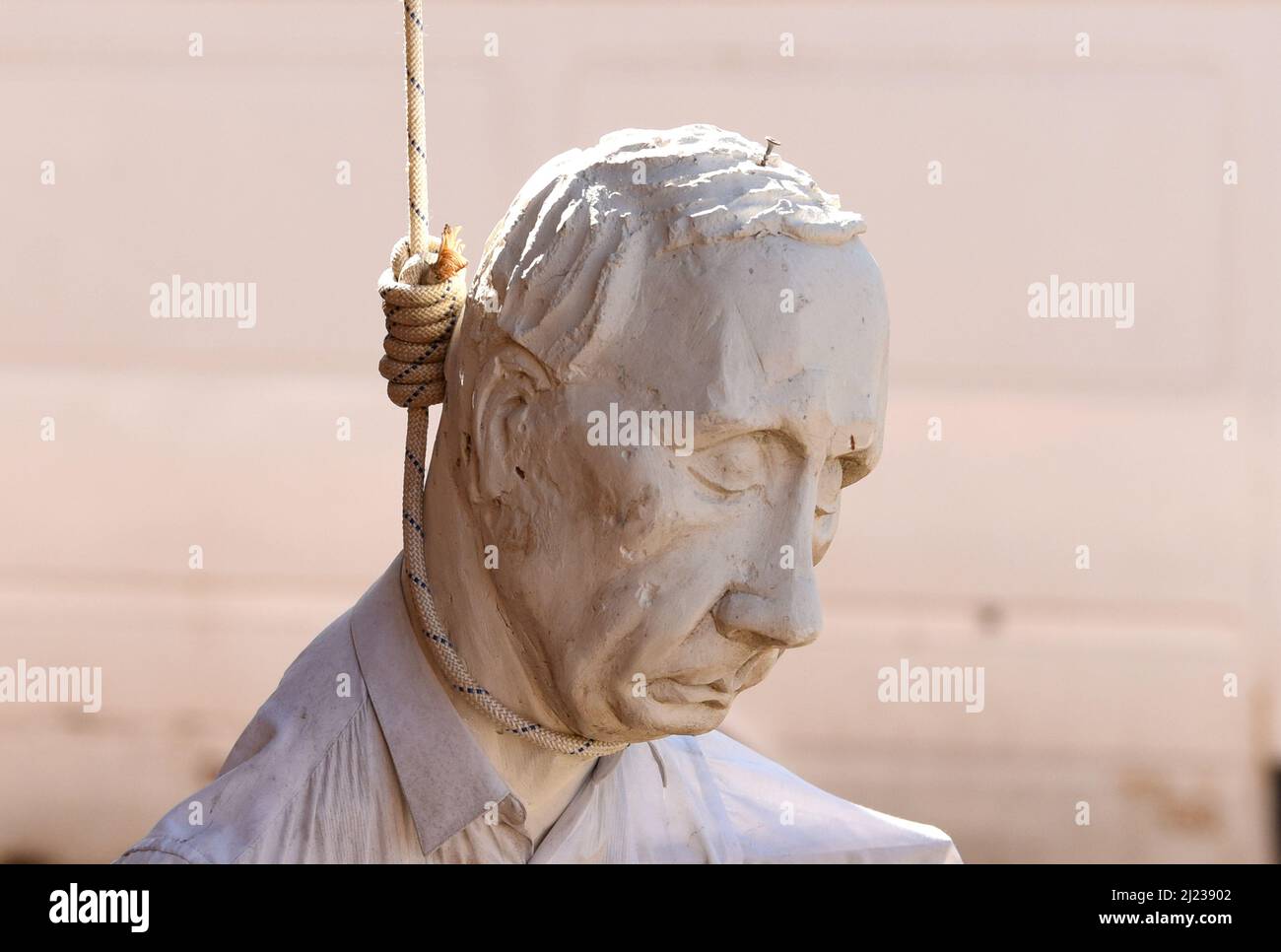 Un effigie del presidente russo Vladimir Putin sulla corda di un hangman è appeso a un balcone di edificio Foto Stock