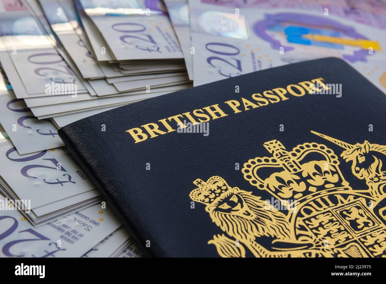 Il nuovo passaporto britannico post-brexit e banconote da 20 sterline. Concetto. Stafford, Regno Unito, 29 marzo 2022. Foto Stock