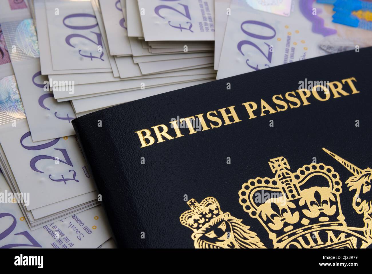 Il nuovo passaporto britannico post-brexit e banconote da 20 sterline. Concetto. Stafford, Regno Unito, 29 marzo 2022. Foto Stock