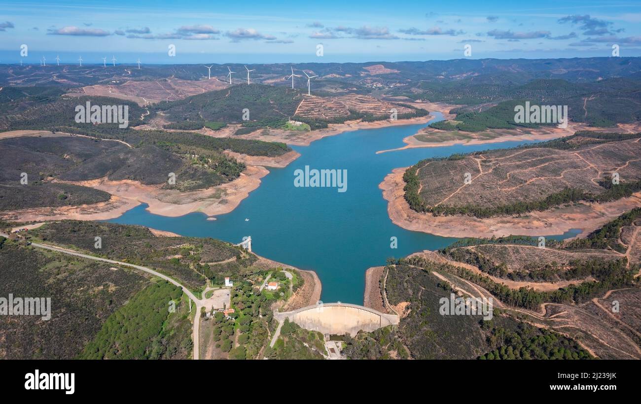 Antenna. Foto dal cielo, dighe piene di acqua Bravura Portimao. Sullo sfondo, un parco di generatori di vento per una pulita elettricità ecologica. Foto Stock