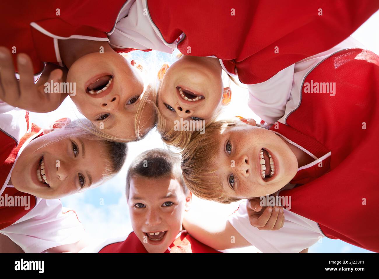 Il campo mantiene la promessa. Shot di una squadra di calcio per bambini. Foto Stock