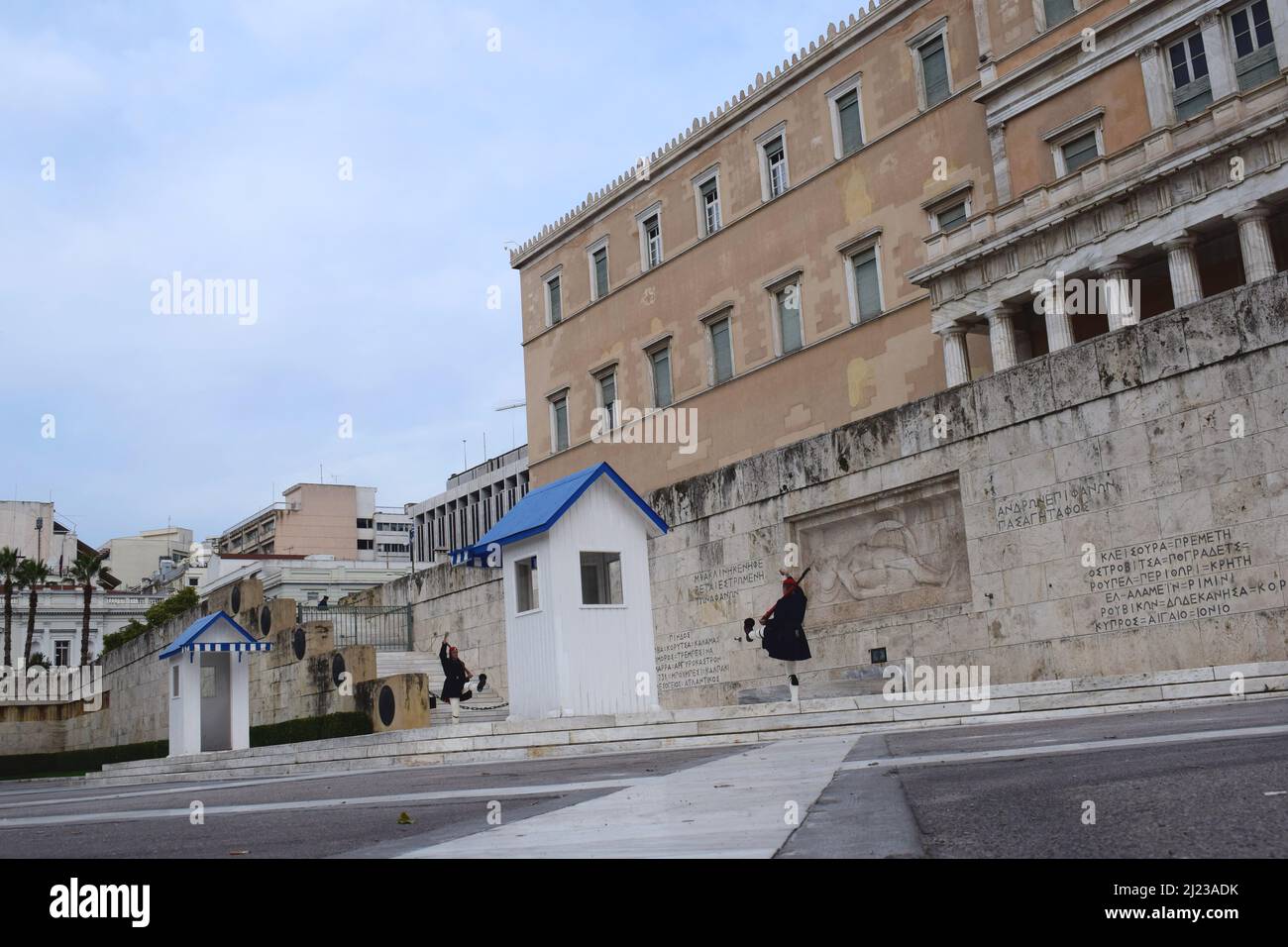 Parlamento greco e guardia presidenziale (chiamata Evzones) di fronte alla tomba del Milite Ignoto in Piazza Syntagma nel centro della città di Atene Foto Stock