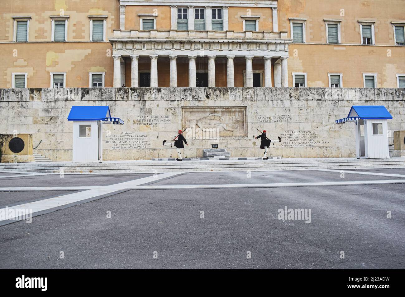 Parlamento greco e guardia presidenziale (chiamata Evzones) di fronte alla tomba del Milite Ignoto in Piazza Syntagma nel centro della città di Atene Foto Stock