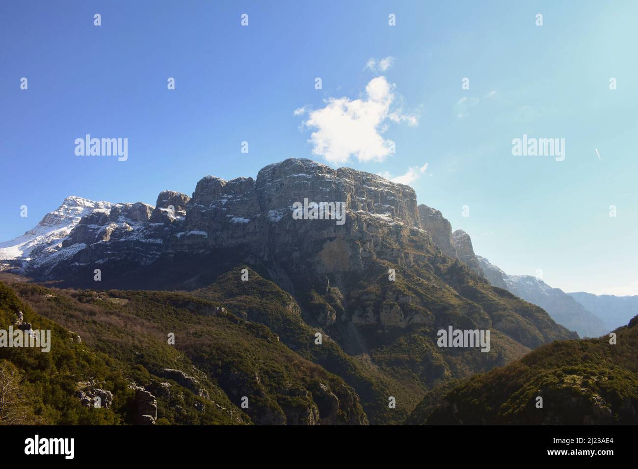 Paesaggio di montagna (Torri di Astraka) a Papingo, Epiro, Grecia. Montagna rocciosa di Pindos e cielo blu Foto Stock