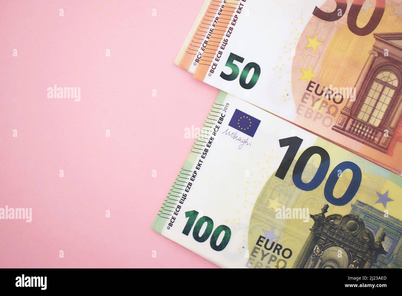 confezione di banconote da 50 euro e 100 euro su sfondo rosa. Moneta europea Foto Stock