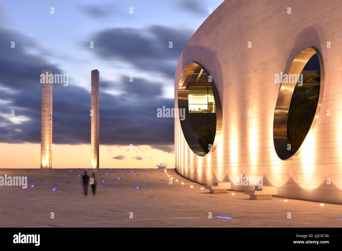 Champalimaud Centre for the Unknown, edificio moderno facciata in pietra con finestre ellittiche, situato a Belem Lisbona Portogallo. Progettato da Charles Correa. Foto Stock